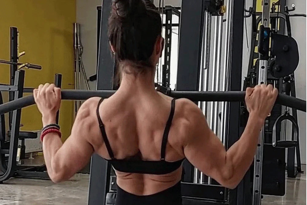 a woman using lat pulldown on smith machine - MIKOLO