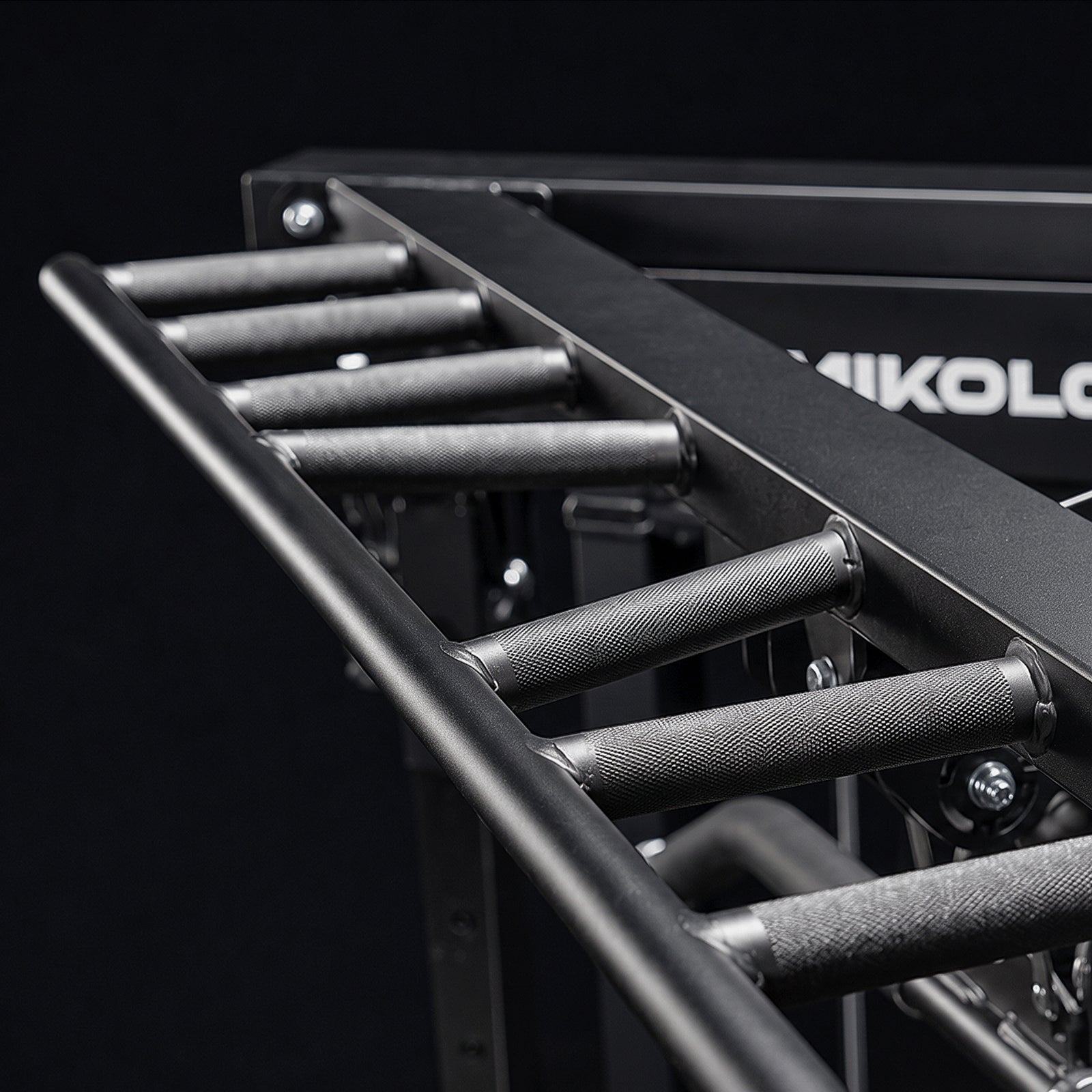 Close-up of the multi-grip knurled pull-up bar on the Mikolo FALCON™-2.0 Functional Trainer
